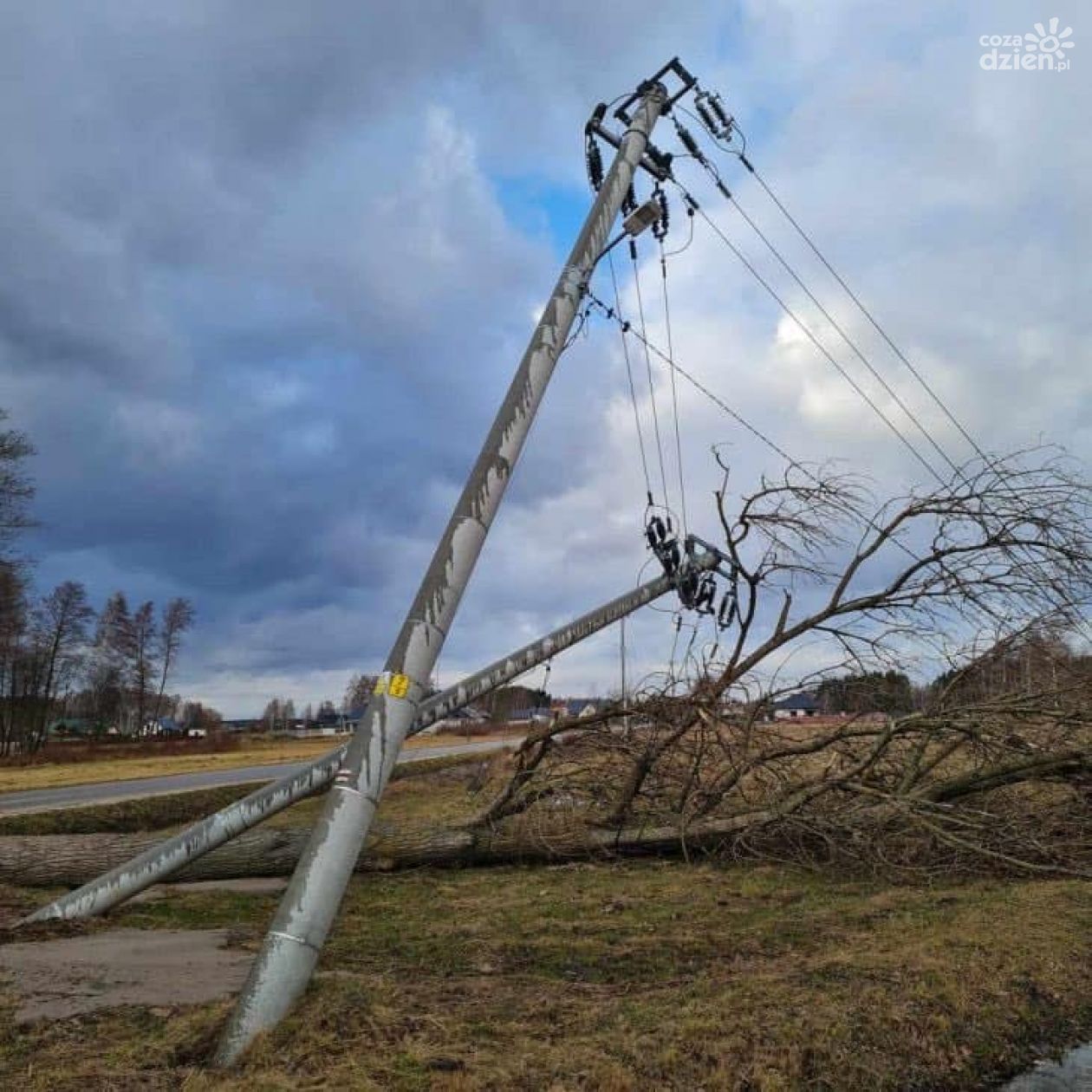 Nadal 15 tys. odbiorców bez prądu