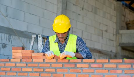 Murarz praca za granicą: gdzie i jak szukać zatrudnienia?