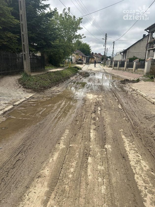 Powiat ostrowiecki wnioskuje o fundusze na zniszczoną ulewami infrastrukturę 