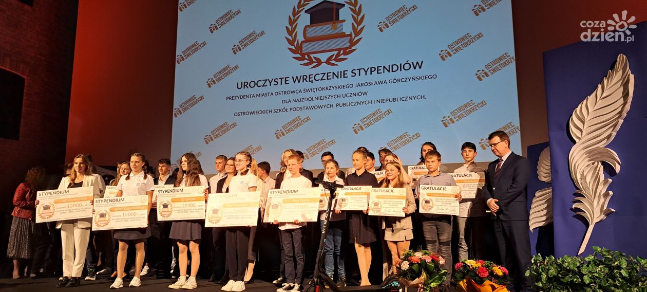 W Ostrowcu decydują, którzy uczniowie zasługują na rekordowe stypendium 