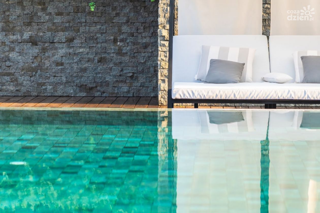 Jak szybko i skutecznie usunąć zieloną wodę z basenu?