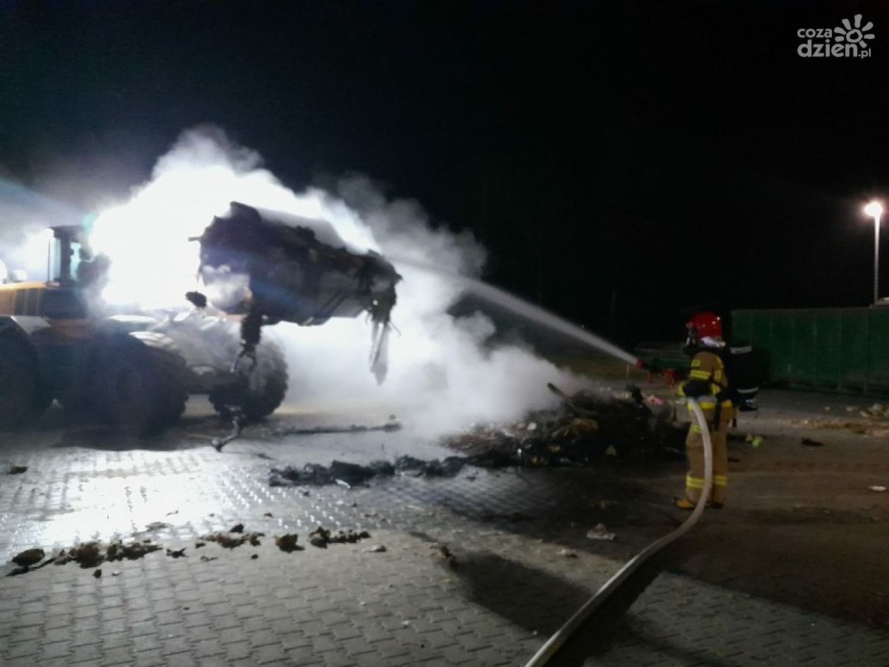 Ogień na składowisku odpadów. Paliły się gabaryty.