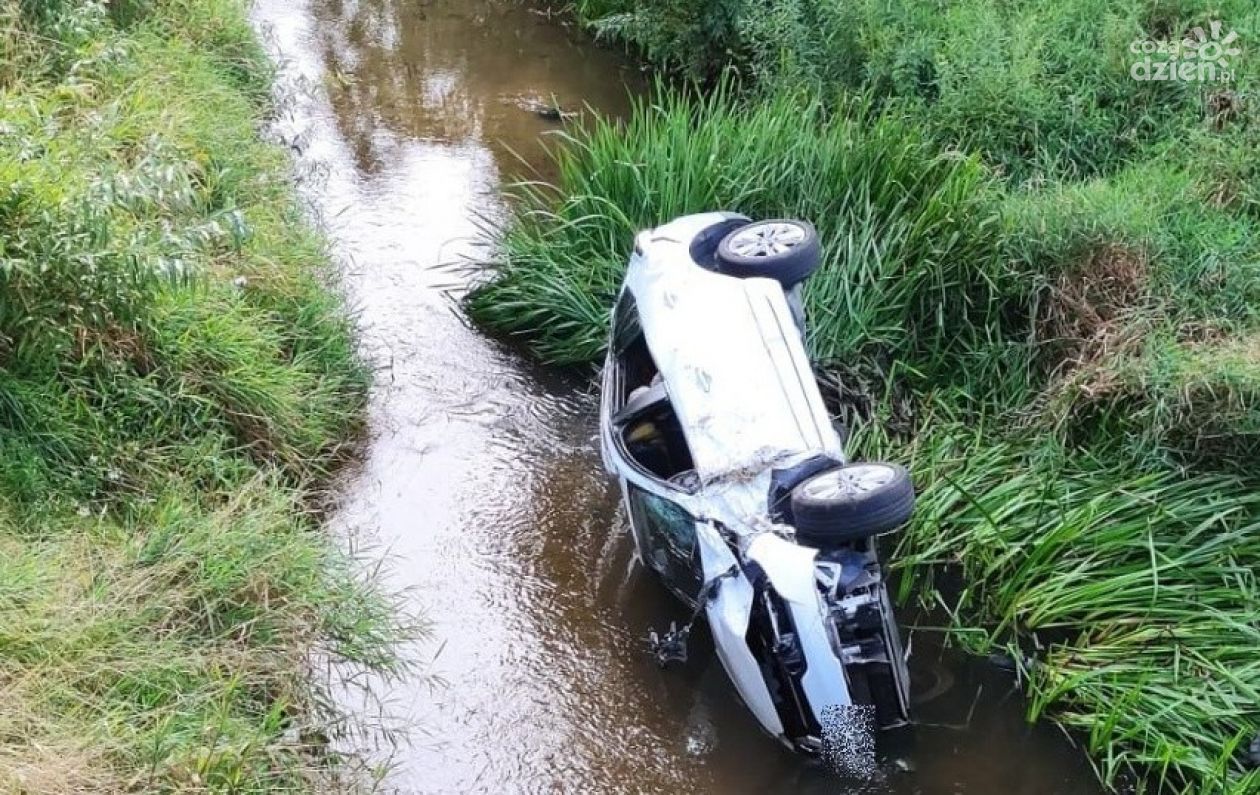 Wjechała do rzeki i przewróciła się na bok. Ranne dziecko