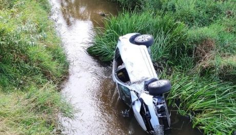 Wjechała do rzeki i przewróciła się na bok. Ranne dziecko