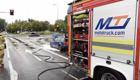 Auto stanęło w płomieniach. Strażacy w akcji