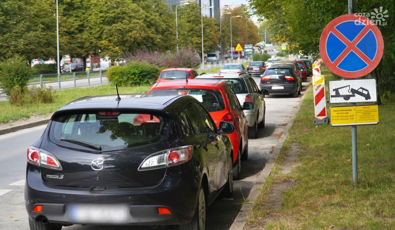 W weekend zakaz parkowania na ul. Bohaterów Warszawy. Drogowcy wyremontują nawierzchnię