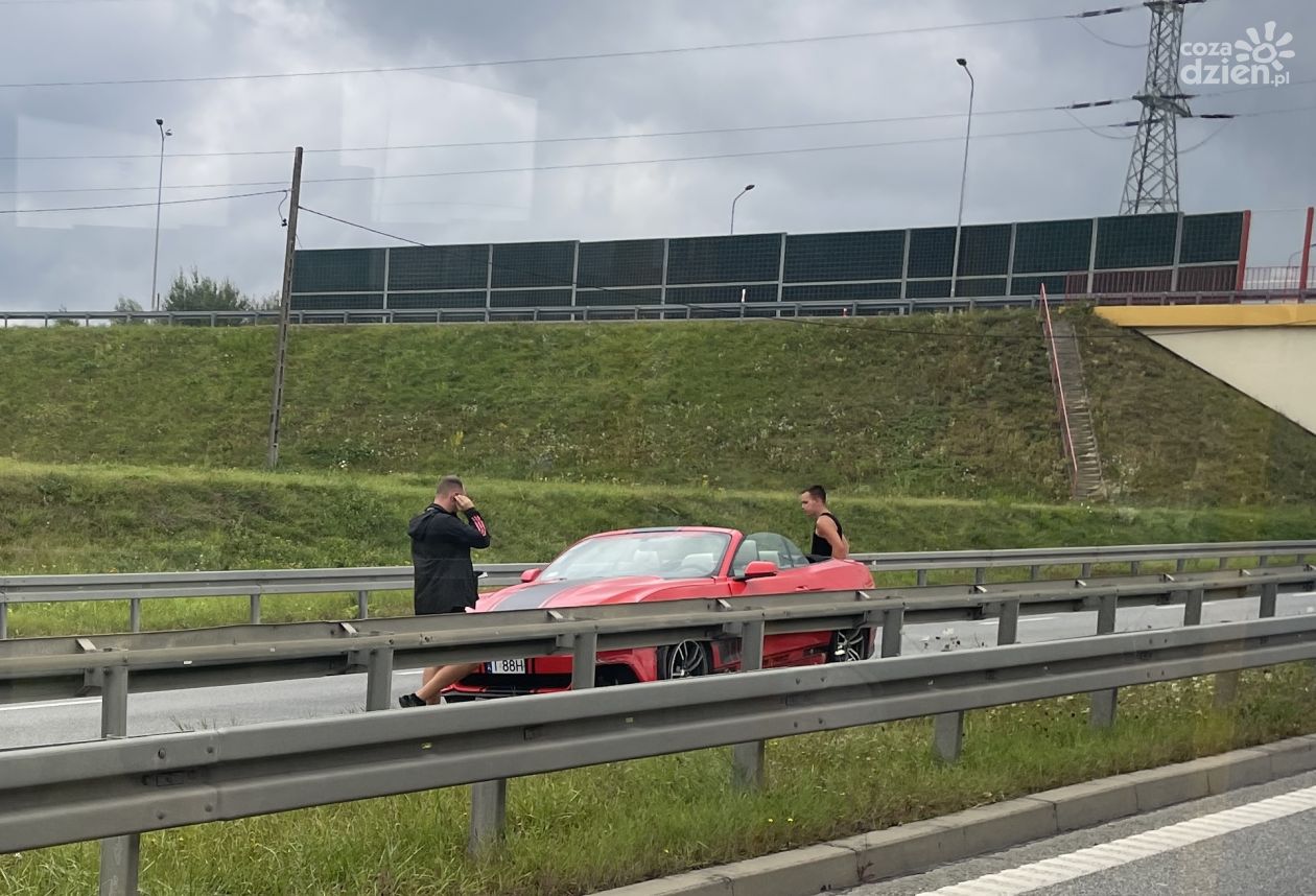 Ford Mustang uderzył w barierkę na węźle Kielce Zachód