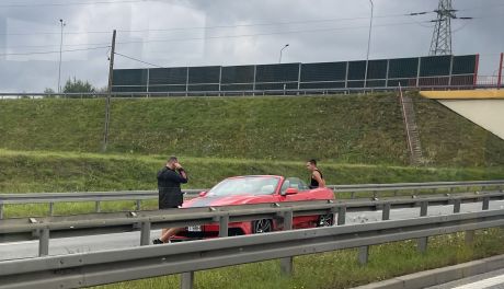 Ford Mustang uderzył w barierkę na węźle Kielce Zachód