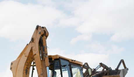 Jak bezpiecznie użytkować koparko-ładowarki?