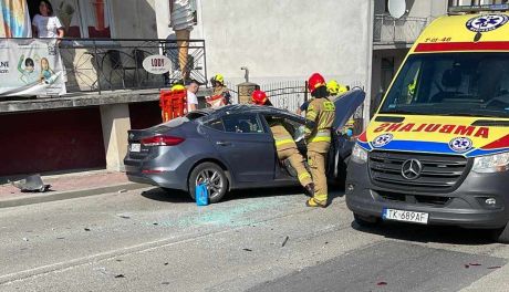 Zderzenie dwóch pojazdów. DW757 całkowicie zablokowana