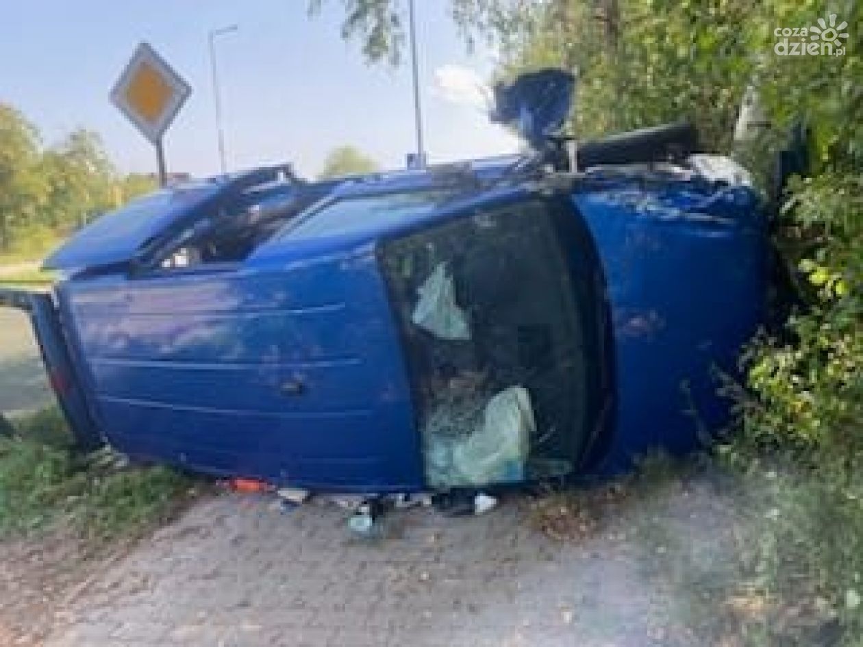 Auto przewróciło się na bok. Dwie osoby w szpitalu