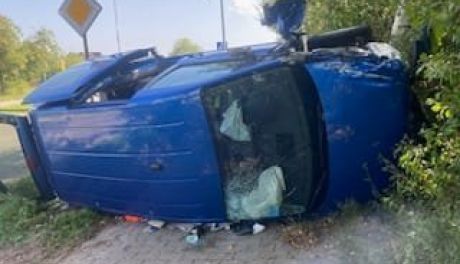 Auto przewróciło się na bok. Dwie osoby w szpitalu