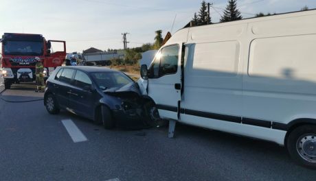 Dwa auta zderzyły się czołowo w Woli Morawickiej