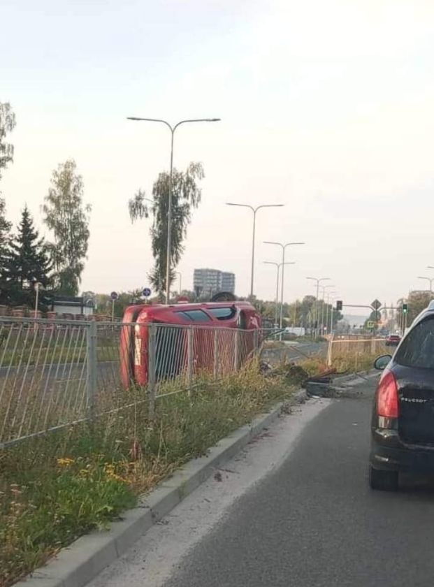 Auto przewróciło się na bok po przebiciu barierek