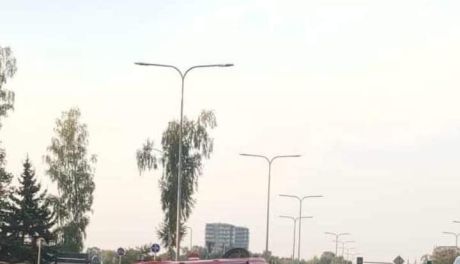 Auto przewróciło się na bok po przebiciu barierek