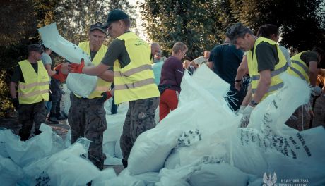  Świętokrzyscy Terytorialsi walczą z powodzią