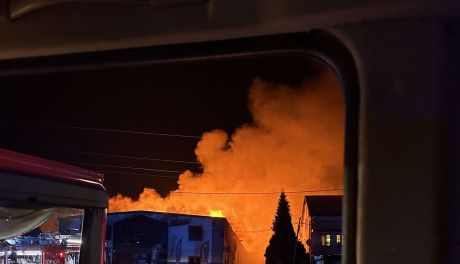 Pożar zakładów Zemax na Witosa. Cała hala objęta ogniem