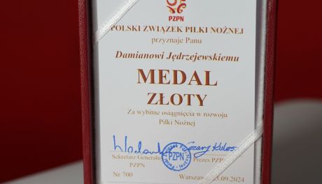 Trener Damian Jędrzejewski pośmiertnie uhonorowany złotym medalem za wybitne osiągnięcia w rozwoju piłki nożnej
