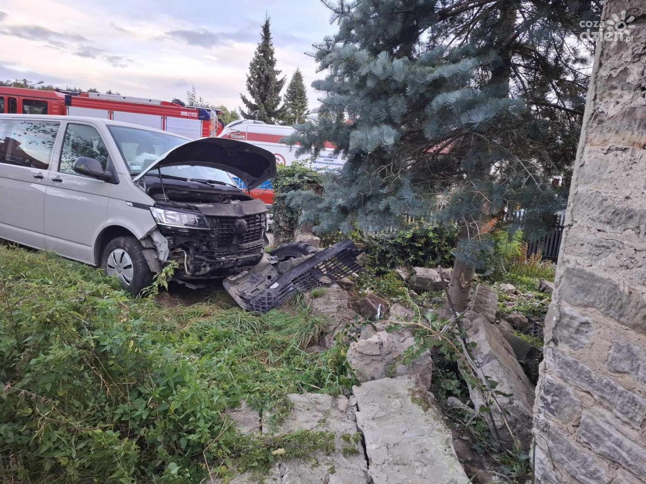 Zdarzenie drogowe w Chmielowie. Kierowca busa pod wpływem alkoholu