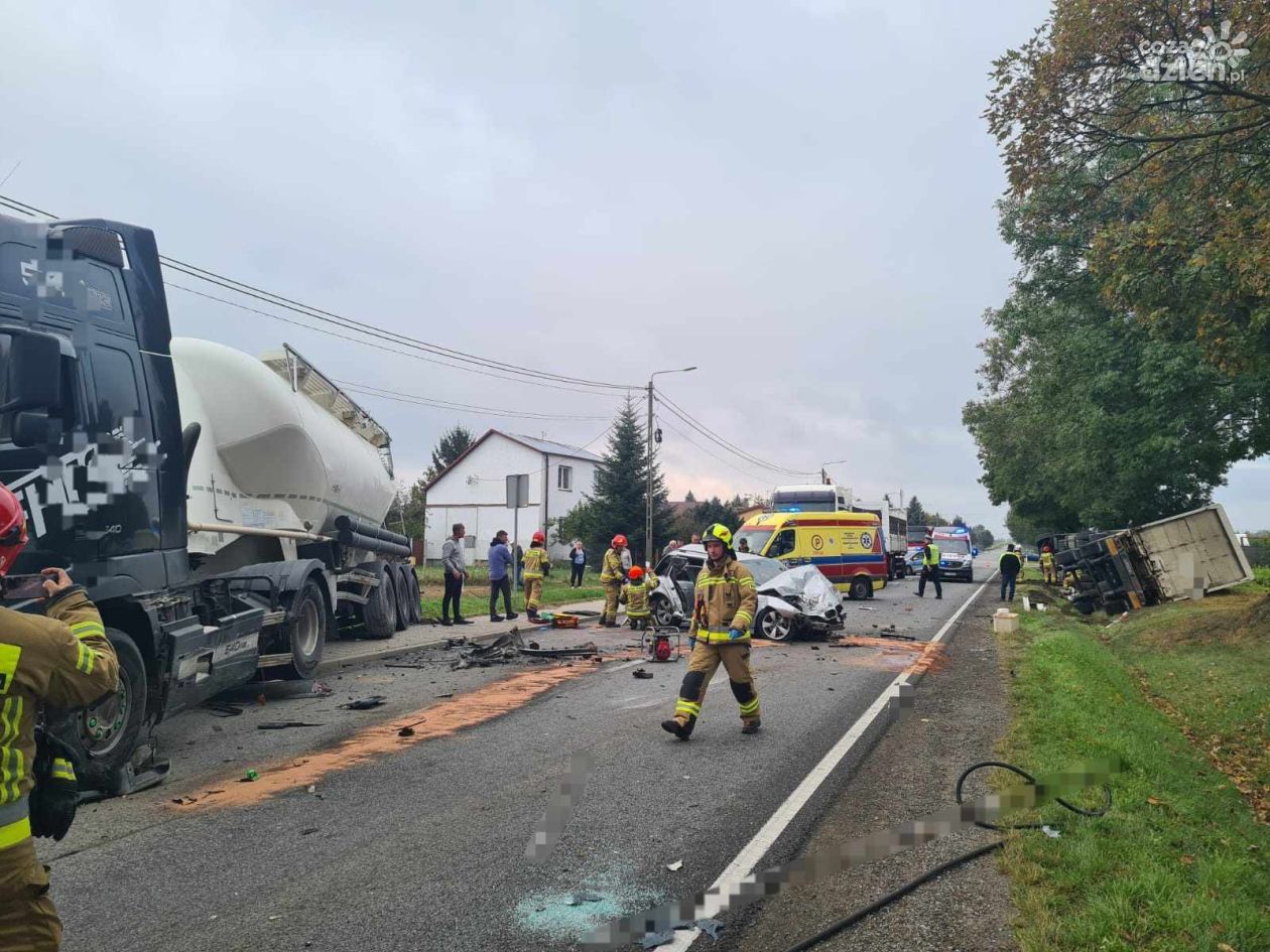 Zderzenie BMW z ciężarówką. Droga Krajowa 73 zablokowana 