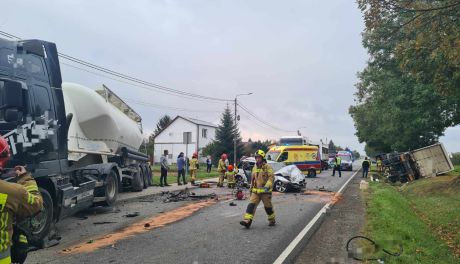 Zderzenie BMW z ciężarówką. Droga Krajowa 73 zablokowana 