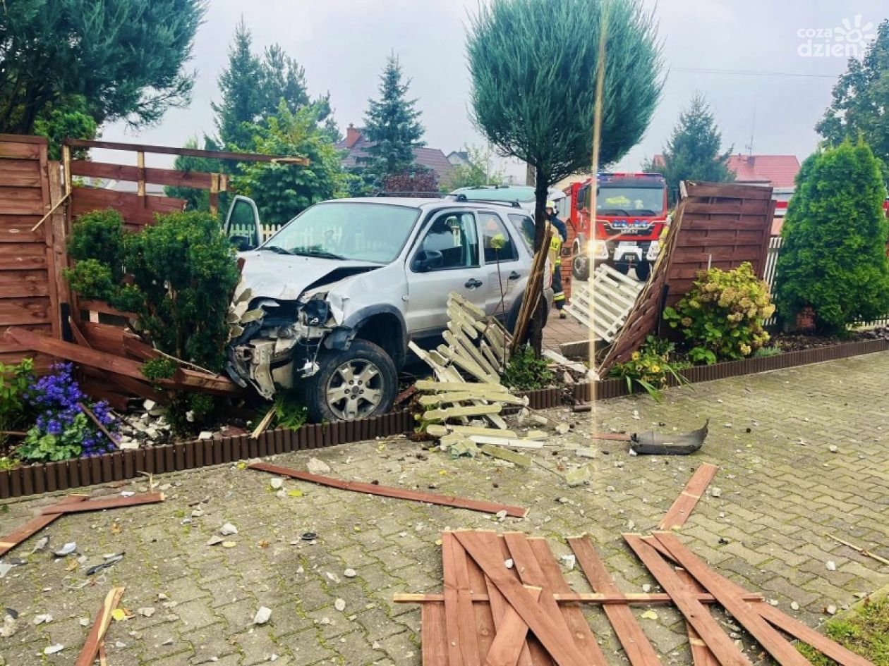 Wypadek w Morawicy. Samochód staranował ogrodzenie