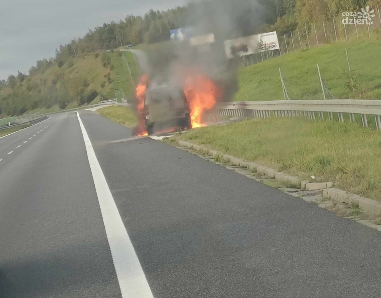 Pożar samochodu na S7. Droga zablokowana