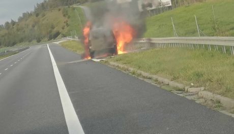 Pożar samochodu na S7. Droga zablokowana