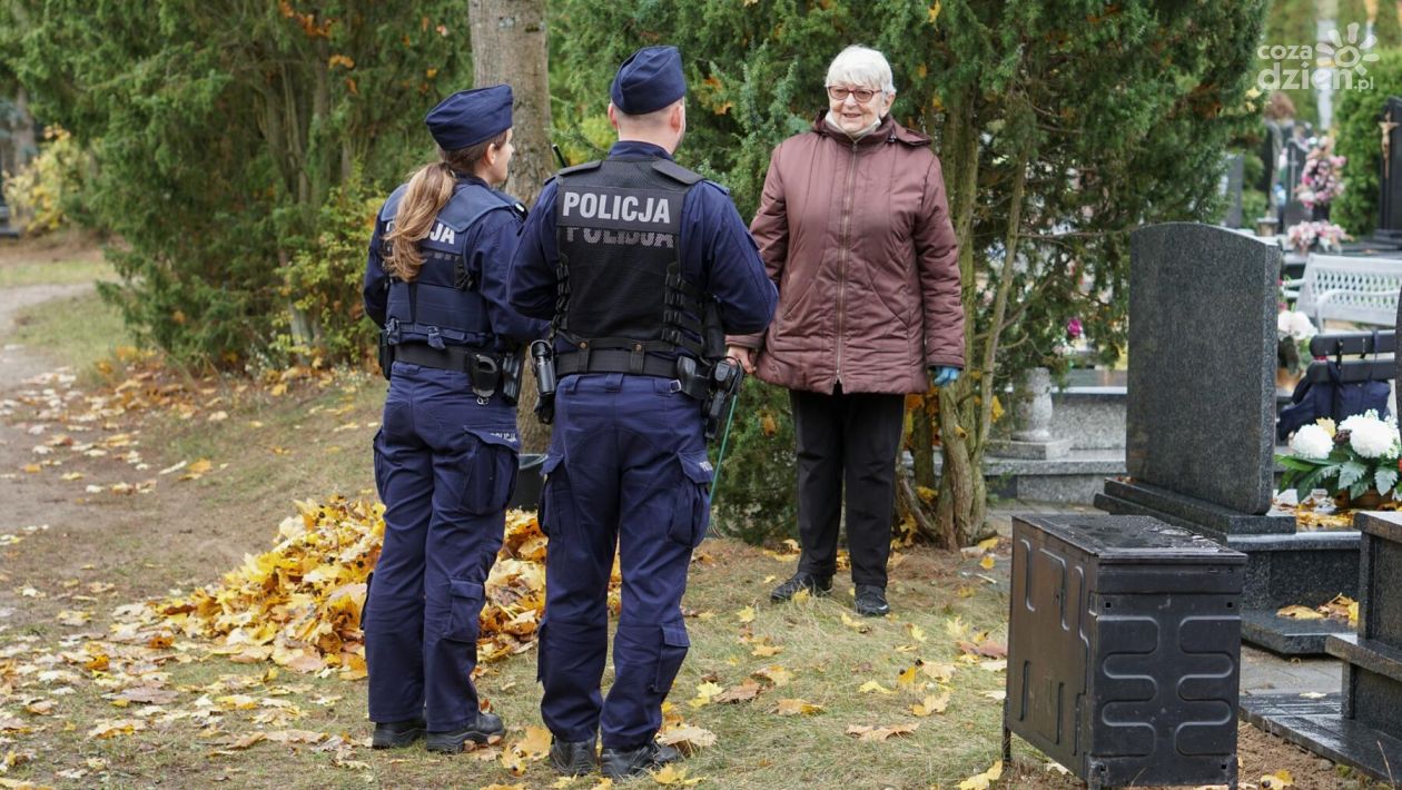 Policja przypomina o zachowaniu czujności we Wszystkich Świętych