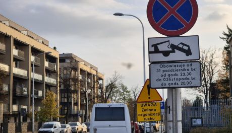 UWAGA! Samochody parkujące na miejscach parkingowych po godzinie 23:30 będą ODHOLOWANE!