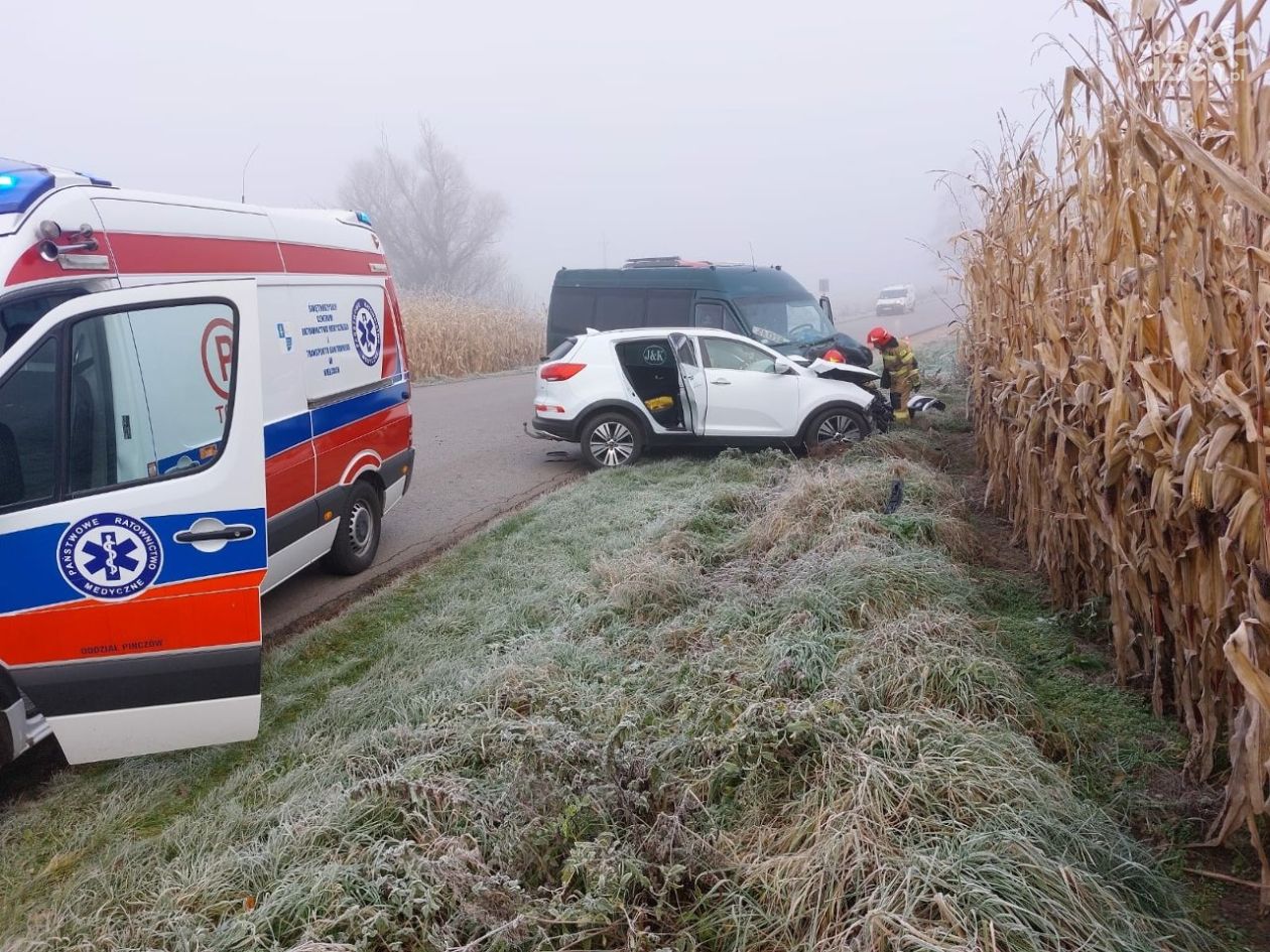 Trzy osoby w szpitalu po wypadku obok Pińczowa