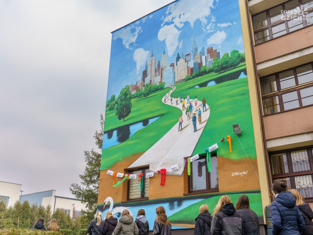 Mural Rafała Olbińskiego - Symbol wiedzy i ekologii na 300-lecie 