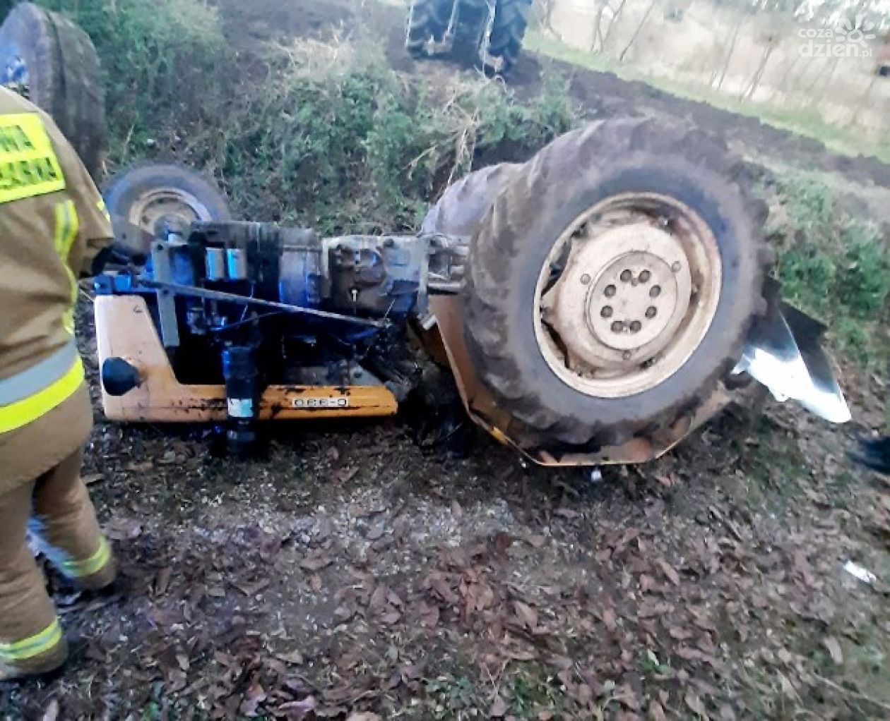 Tragiczny wypadek w powiecie sandomierskim. Traktorzysta pod ciągnikiem