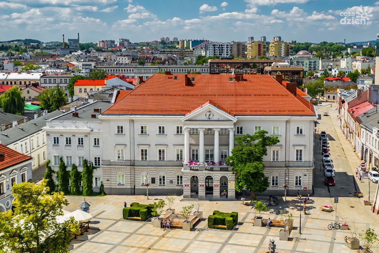 Siedmiu kandydatów w finale konkursu na rzecznika prezydentki Kielc