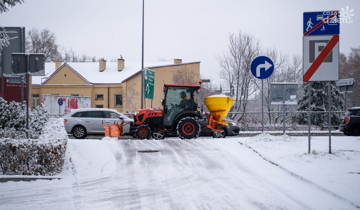 Na ulicach Kielc pracują 24 pługoposypywarki. Służby odśnieżają także chodniki i przystanki