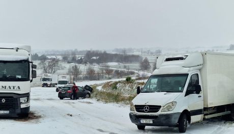 Pierwsze opady śniegu. Kierowcy bez opon zimowych