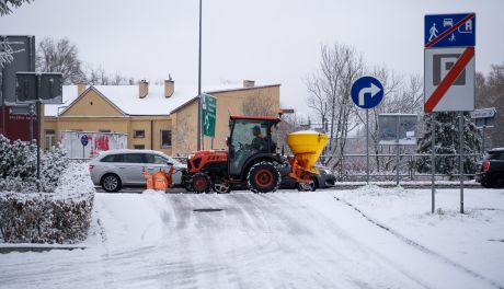 Na ulicach Kielc pracują 24 pługoposypywarki. Służby odśnieżają także chodniki i przystanki