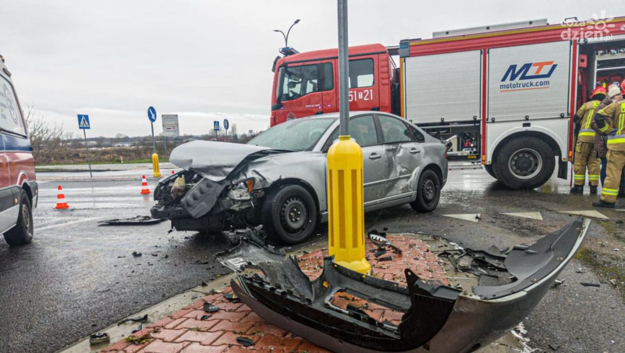 Wypadek w Ostrowcu Świętokrzyskim. Trzy osoby zabrane do szpitala