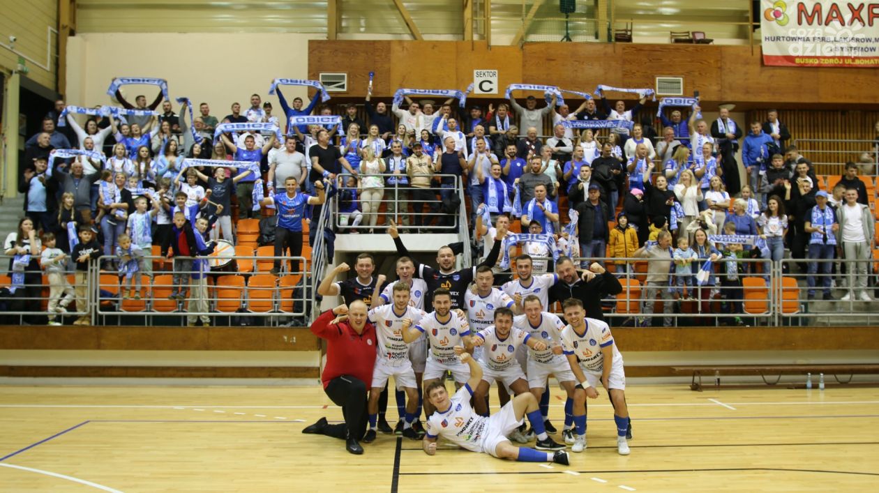 Obice futsalowym liderem!