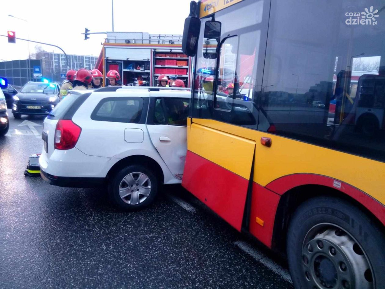 Kolizja autobusu z osobówką. Utrudnienia pod Galerią Echo.