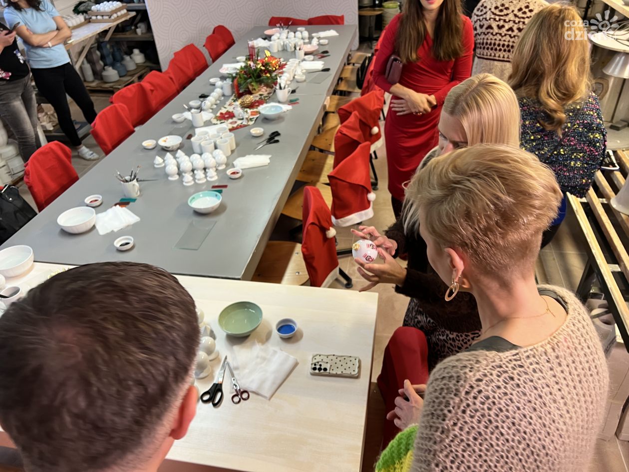 Charytatywne malowanie bombek z gwiazdami w Ćmielowie