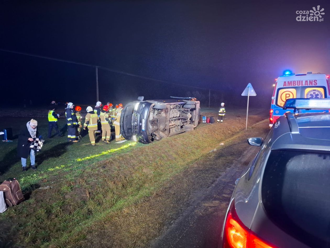 Wypadek busa, sześć osób rannych