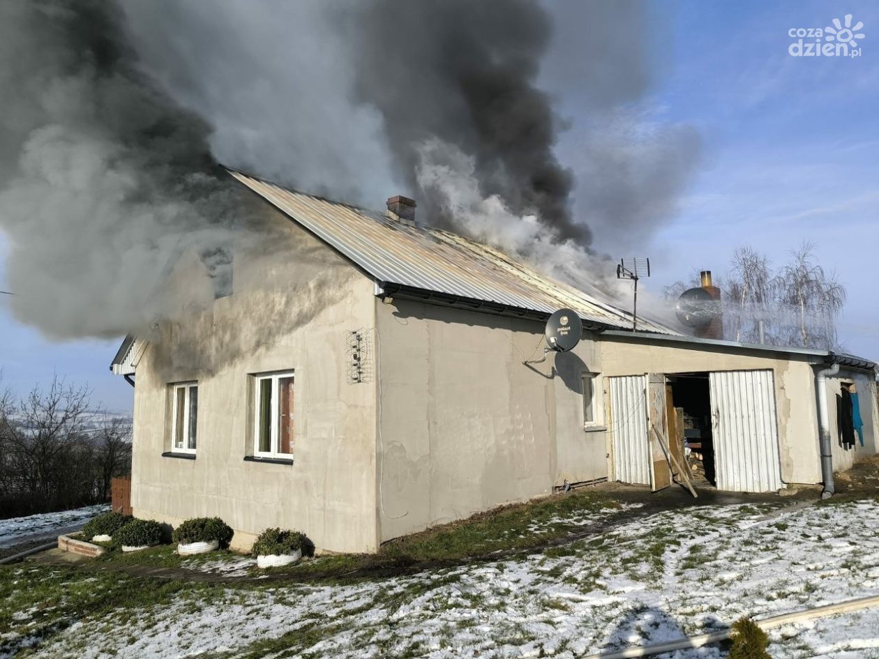 Tragedia w gminie Skalbmierz! W wyniku pożaru jedna z rodzin straciła dom