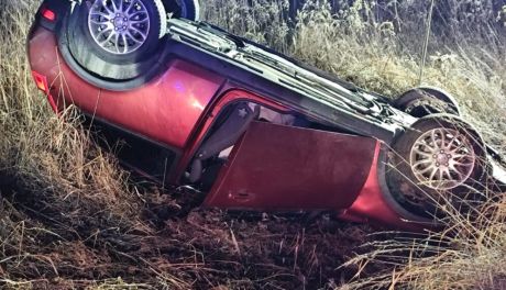 Dachowanie auta w gminie Połaniec – kierowca bez obrażeń