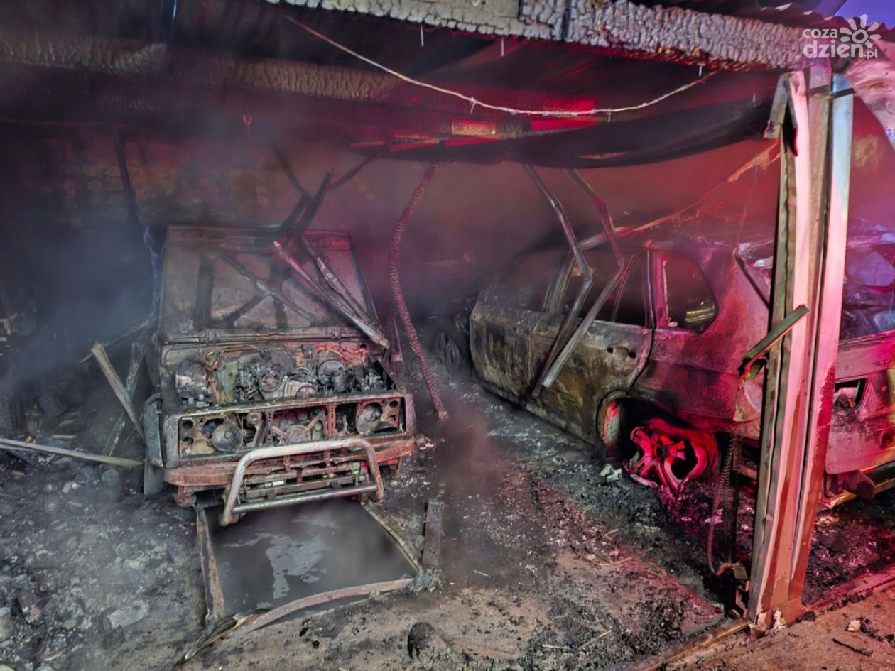 Pożar w garażu. Spłonęły auta