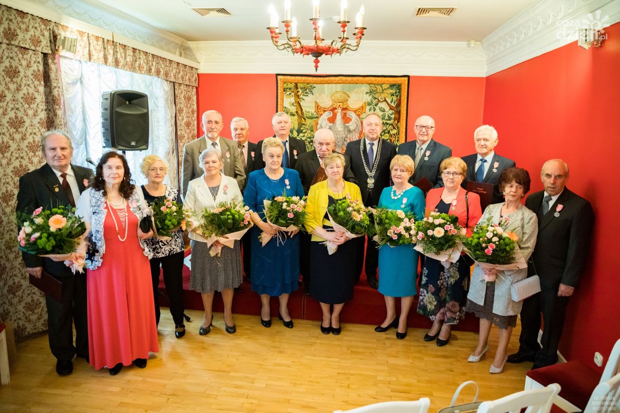 Coraz więcej par małżeńskich z Ostrowca z medalami od Prezydenta RP