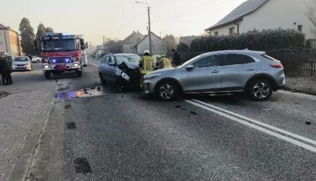 Wypadek na DK42 w Czermnie. Droga zablokowana, dwie kobiety trafiły do szpitala