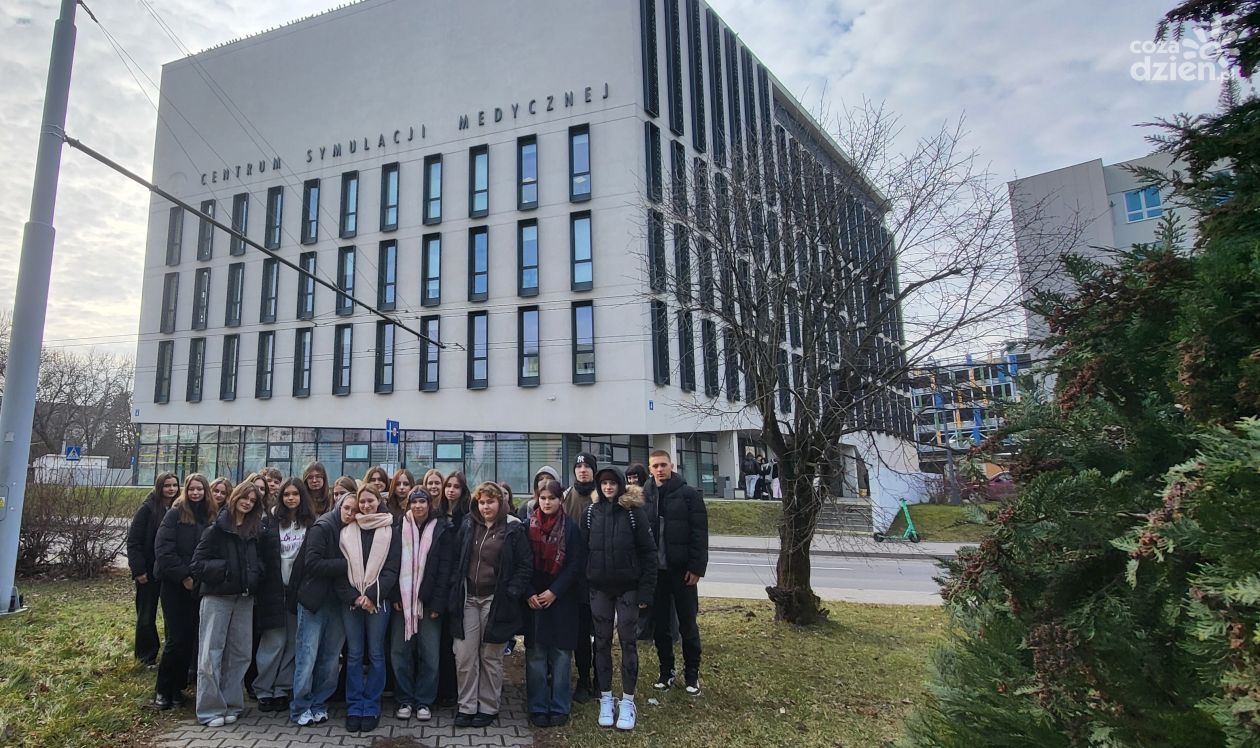 Ostrowieccy licealiści na zajęciach w lubelskim Uniwersytecie Medycznym 