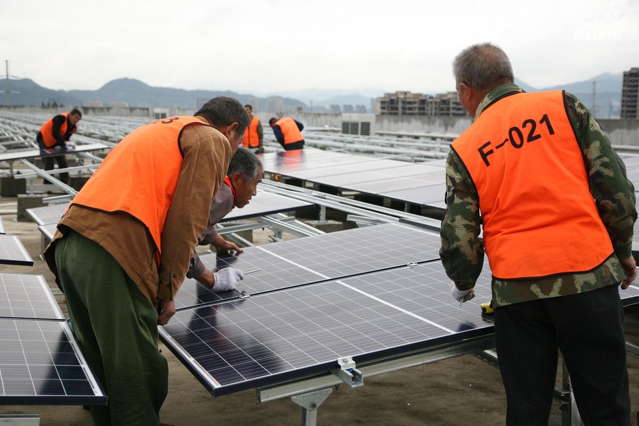 Mikroinstalacje fotowoltaiczne w domach jednorodzinnych: jakie są wymagania techniczne?