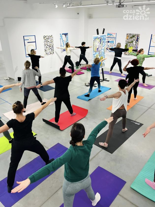 Joga przy sufickiej muzyce   w ostrowieckiej galerii sztuki  